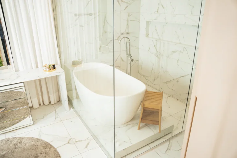 Salle de bains claire, baignoire îlot et marbre veiné