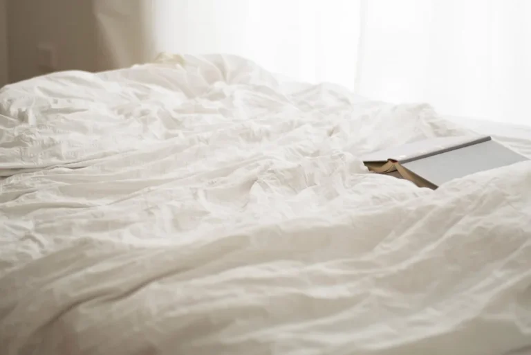 Draps de lin blanc froissés dans la lumière du matin