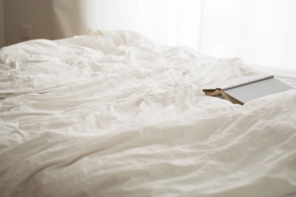 Draps de lin blanc froissés dans la lumière du matin