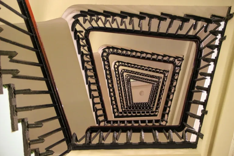 Cage d'escalier en fer forgé vue en contre-plongée