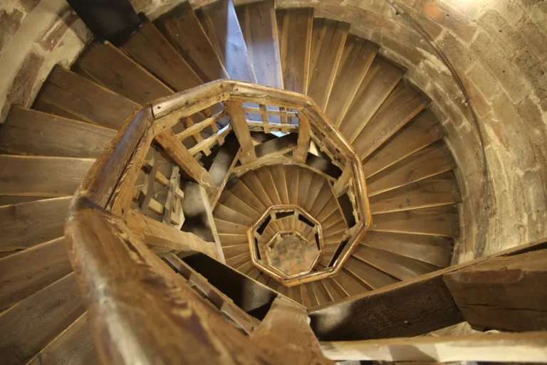 Escalier à vis en bois vu depuis la cage centrale