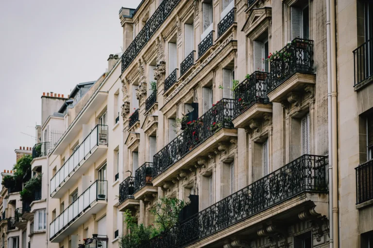 Façade parisienne en pierre de taille, balcons en fer forgé