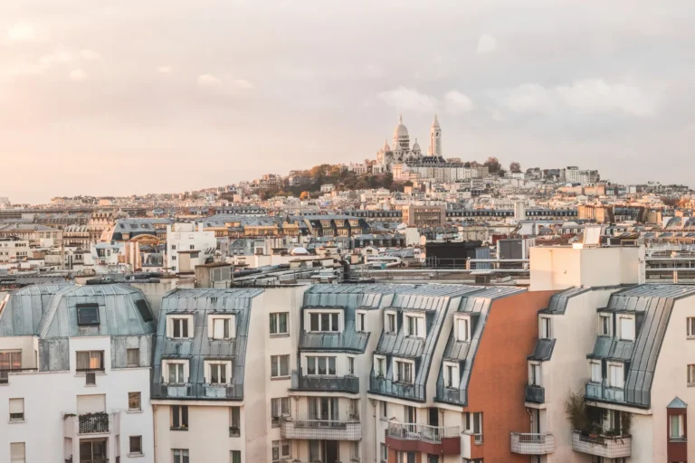 Toits de zinc de Paris et butte Montmartre au soleil couchant