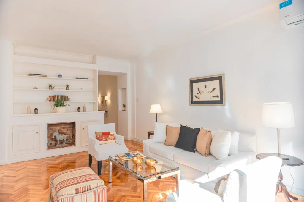 Séjour en enfilade, cheminée et parquet à point de Hongrie
