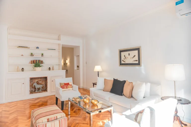 Séjour en enfilade, cheminée et parquet à point de Hongrie
