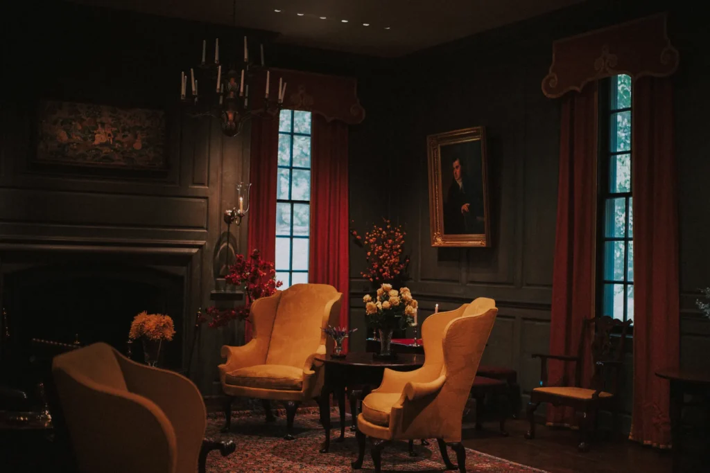Double séjour, fauteuils et cheminée de marbre