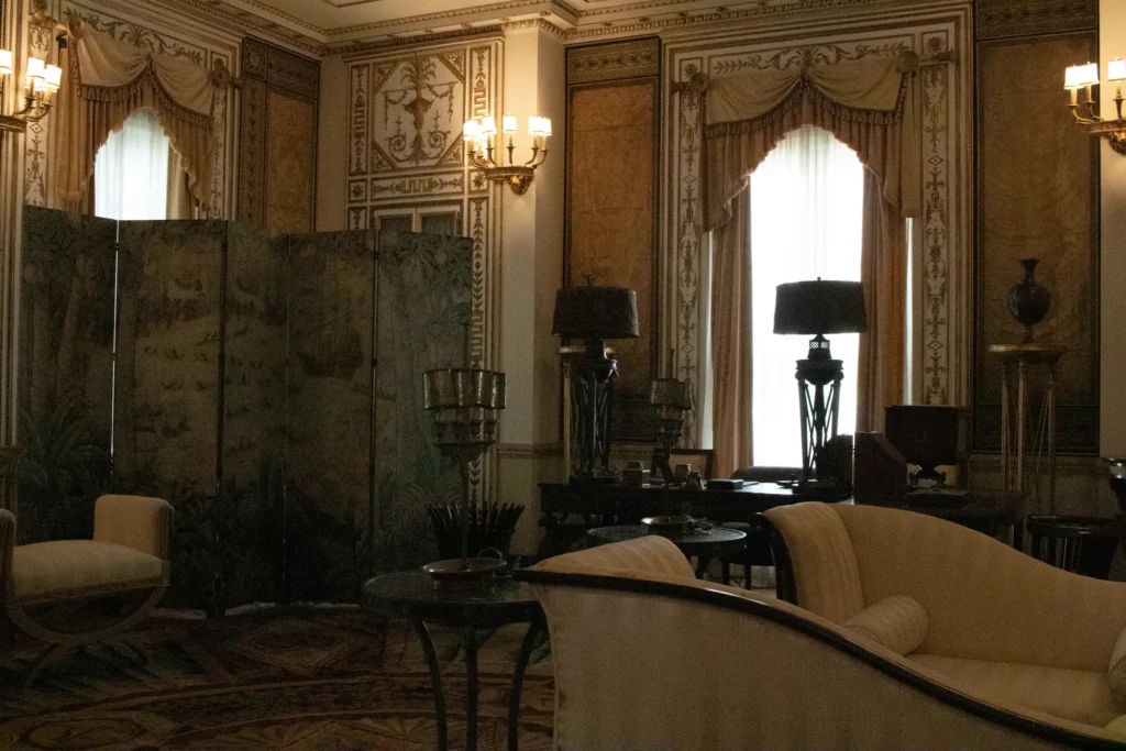 Grand salon, lustre et enfilade de fenêtres